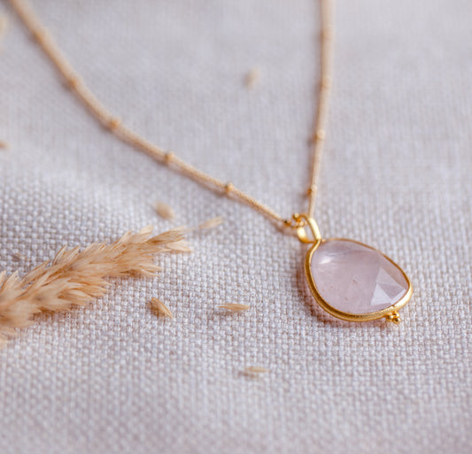QUEEN OF HEARTS Rose Quartz Necklace